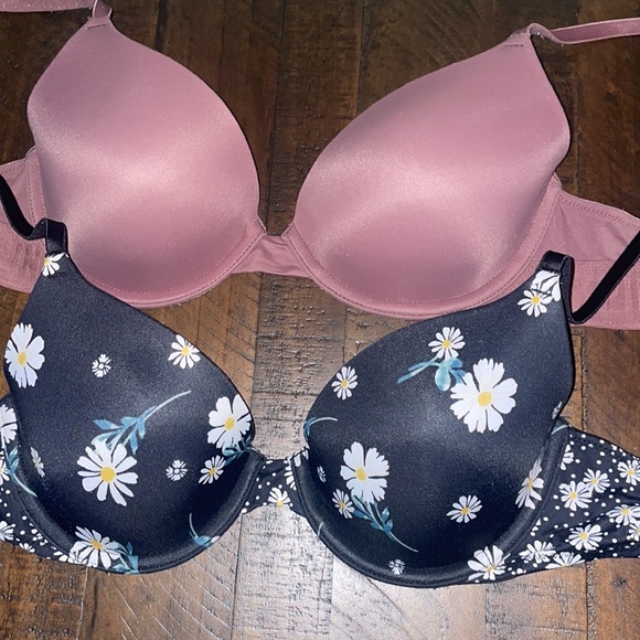 SOLD☁️😇🌼🌼🩷🩷VS Lightly lined full coverage- 34B. Very loved and worn often - Picture 2 of 8